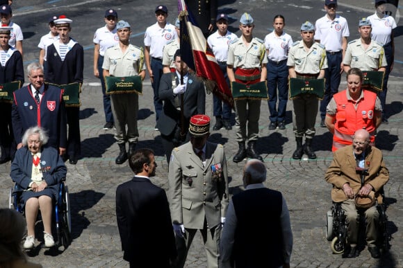 Le président français Emmanuel Macron et le Premier ministre indien, Narendra MODI lors de la cérémonie du 143ème défilé militaire du 14 juillet, jour de la Fête Nationale, sur les Champs-Elysées et la place de la Concorde, à Paris, France, le 14 juillet 2023. © Stéphane Lemouton/Bestimage 