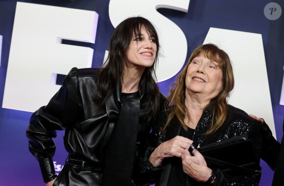 Charlotte Gainsbourg et sa mère Jane Birkin au photocall de la 48ème cérémonie des César à l'Olympia à Paris le 24 février 2023 © Dominique Jacovides / Olivier Borde / Bestimage 