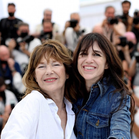 Jane Birkin (habillée en Celine), Charlotte Gainsbourg au photocall du film Jane par Charlotte (Cannes première) lors du 74ème festival international du film de Cannes le 8 juillet 2021 © Borde / Jacovides / Moreau / Bestimage 