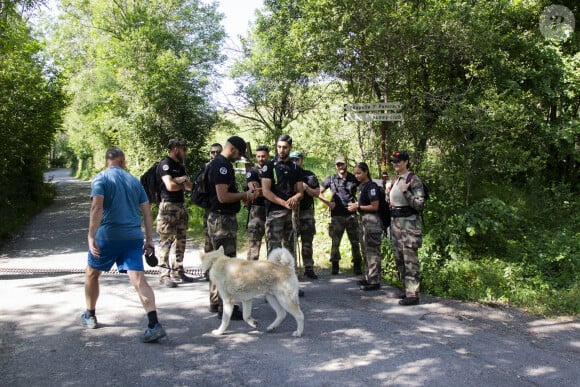 Cette fin d'après-midi, durant laquelle il a échappé à la vigilance de ses grands-parents, semble désormais bien loin.
Les gendarmes recherchent le petit Emile. Le 13 juillet 2023. @ Thibaut Durand / ABACAPRESS.COM