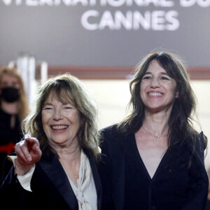 Rétro - La chanteuse et actrice Jane Birkin s'est éteinte à l'âge de 76 ans - Charlotte Gainsbourg et sa mère Jane Birkin (habillée en Céline) - Montée des marches du film «Jane par Charlotte» lors du 74ème Festival International du Film de Cannes. Le 7 juillet 2021 © Borde-Jacovides-Moreau / Bestimage  Red carpet for the movie «Jane par Charlotte» during the 74th Cannes International Film festival. On July 7th 2021 