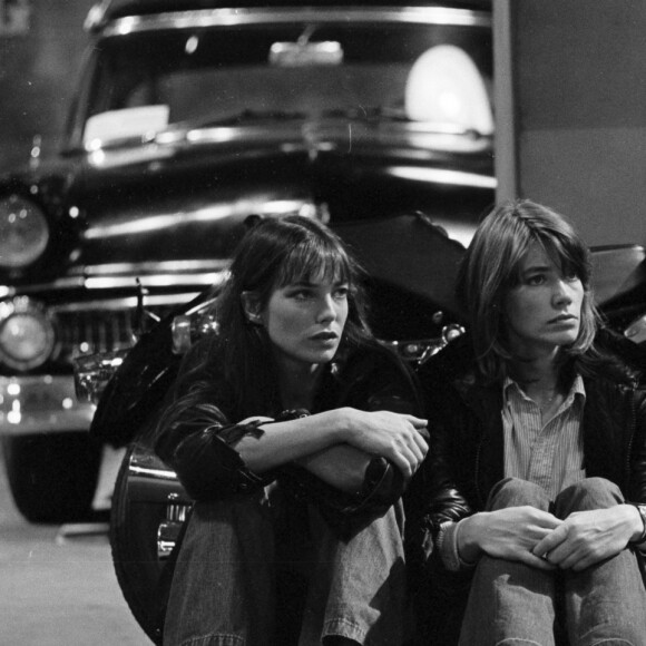 "Jane Birkin était l'icône d'une époque. Elle incarnait la liberté et l'amour de la France. Éternel sourire, voix, rire et délicieux accent britannique, comment vous dire adieu ?", a ainsi partagé Yaël Braun-Pivet.
En France, à Paris, Jane Birkin et Françoise Hardy sur le plateau de l'émission "Numéro Un". Le 8 octobre 1976 © Bernard Leguay via Bestimage 