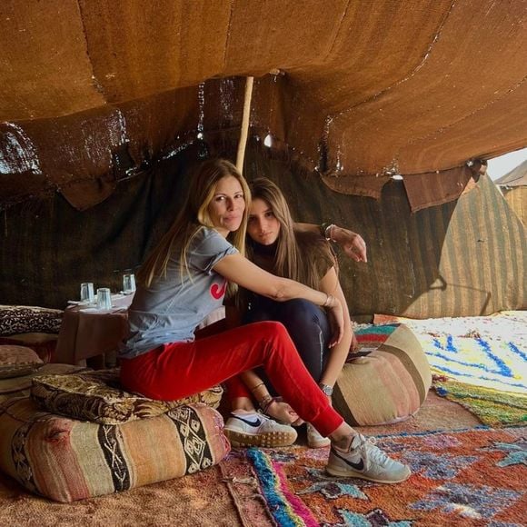 Face caméra, mère et filles semblaient pleinement profiter de cet instant magique.