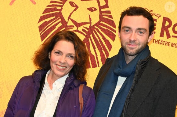 Dès 21h, des épisodes de la série Meurtres au Paradis seront rediffusés sur la deuxième chaîne.
Elizabeth Bourgine et son fils Jules Miesch - People lors de la générale de la comédie musicale "Le Roi Lion" au théâtre Mogador à Paris © Coadic Guirec/Bestimage