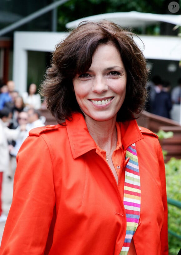 Elizabeth Bourgine dans les tribunes du tournoi international de tennis Roland Garros à Paris. Le 31 mai 2010