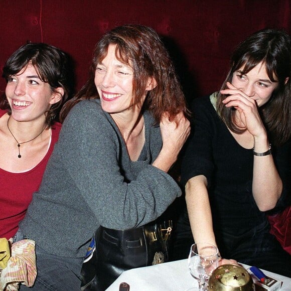 Il a finalement répliqué avec une autre photographie sublime, de Jane Birkin avec ses deux dernières filles.
Jane Birkin avec ses filles Charlotte Gainsbourg et Lou Doillon pour l'avant-première du film La Bûche