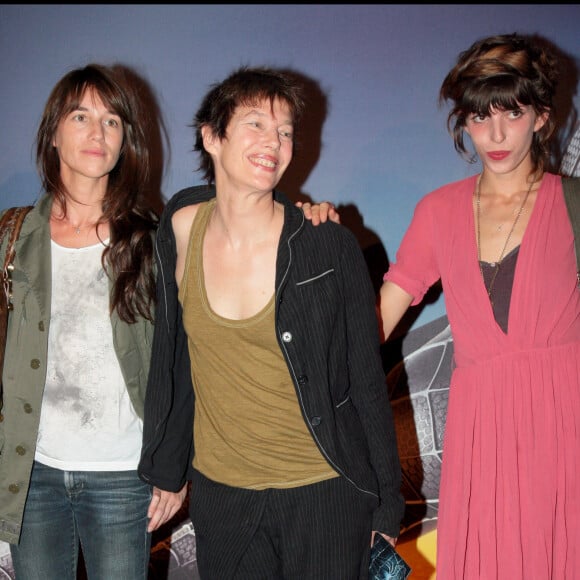 Les hommages sont nombreux pour Jane Birkin mais il en est un qui n'a pas fait l'unanimité, concernant ses filles.
Jane Birkin avec ses filles Charlotte Gainsbourg et Lou Doillon lors de l'avant-première du film Spider-man 3 à Paris