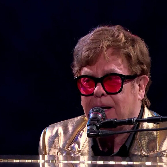 C'est pourquoi le chanteur est intervenu, en tant que témoin de la défense, le lundi 17 juillet 2023 par visioconférence.
Elton John chante Rocket Man à Glastonbury.