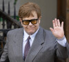 Un homme l'accuse d'avoir eu un comportement déplacé alors qu'il le conduisait en voiture à un gala de charité en faveur de la Fondation Elton John.
Elton John à la sortie du procès contre l'éditeur du journal "Daily Mail" à la Haute Cour de Londres.