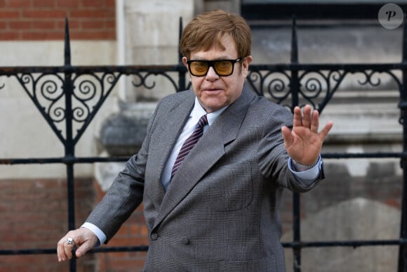 Elton John à la sortie du tribunal à Londres, le 27 mars 2023.