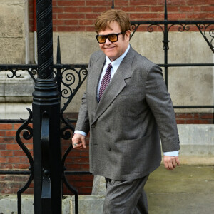 Elton John à la sortie du procès contre l'éditeur du journal "Daily Mail" à la Haute Cour de Londres, Royaume Uni, le 27 mars 2023.