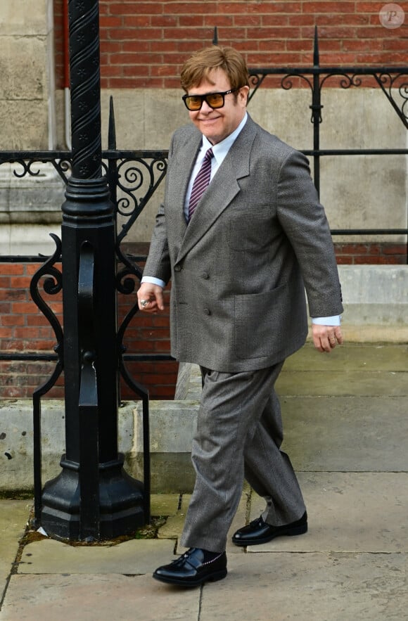 Elton John à la sortie du procès contre l'éditeur du journal "Daily Mail" à la Haute Cour de Londres, Royaume Uni, le 27 mars 2023.