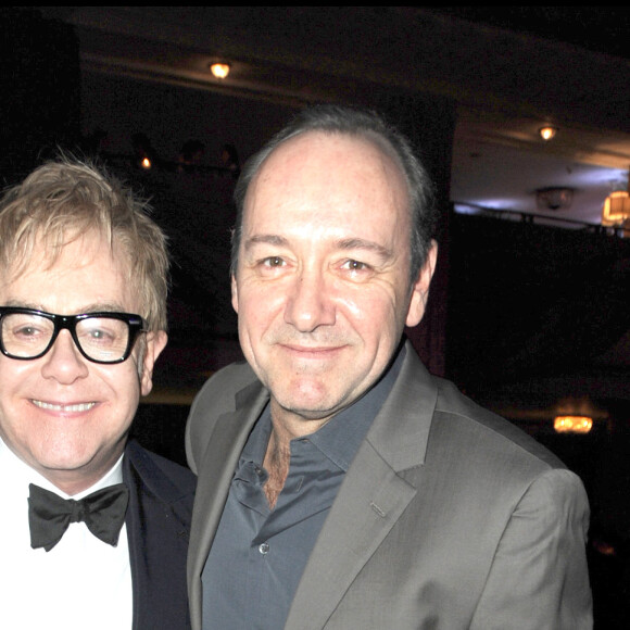 Le chanteur a confirmé qu'il se souvenait de la présence de Kevin Spacey lors de l'un de ses bals annuels, à Windsor.
Elton John, Kevin Spacey - Soirée de gala "Grey Goose Vodka" au profit de la Fondation Elton John. Londres.