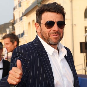  "Et c'est Patrick qui a eu les films qui l'ont mis plus en lumière et qui lui ont permis de devenir ce qu'il est devenu : un acteur 'bankable' comme on dit"
Patrick Bruel sur le tapis rouge du prix du court métrage lors du 37ème festival du film de Cabourg (37ème journées romantiques du 14 au 18 juin 2023), à Cabourg, France, le 16 juin 2023. © Coadic Guirec/Bestimage 