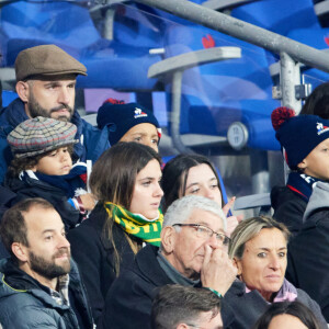 Hugo, Jasen et Marlon
Frédéric Michalak, sa femme Cindy Michalak et leurs enfants Hugo Michalak, Jasen Michalak - Personnalités dans les tribunes du match de rugby "France vs Australie" au Stade de France à Paris. Le 5 novembre 2022 