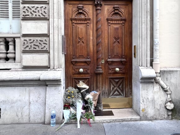 Les forces de l'ordre ont constaté "la présence de morceaux de bois au sol", "des dégradations sur le montant métallique de la porte" et "des traces sur la porte d'entrée".
Illustration des hommages rendus à Jane Birkin devant son domicile à Paris. Le 17 juillet 2023 © Céline Bonnarde / Bestimage 