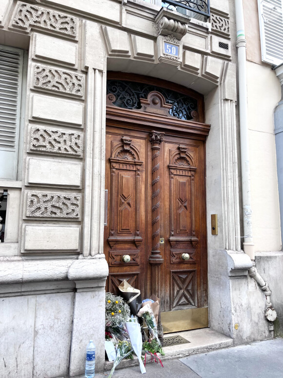 La veille au soir, trois autres personnes avaient tenté de rentrer dans l'appartement de Jane Birkin mais avaient pris la fuite. 
Illustration des hommages rendus à Jane Birkin devant son domicile à Paris. Le 17 juillet 2023 © Céline Bonnarde / Bestimage 