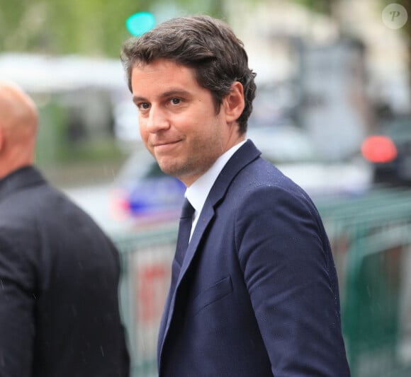 Exclusif - Gabriel Attal, ministre de l'action et des comptes publics, quitte les studios de la radio RTL à Paris le 9 mai 2023. © Jonathan Rebboah / Panoramic / Bestimage