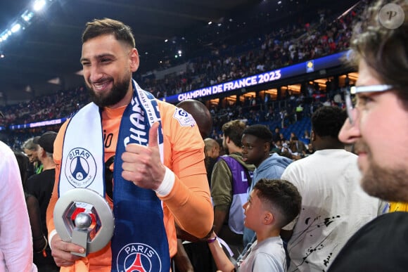 Gianluigi Donnarumma lors de la cérémonie de remise du trophée de champion de France au Paris Saint-Saint-Germain (PSG) après le match de football Ligue 1 Uber Eats opposant le Paris Saint-Germain (PSG) au Clermont Foot 63 au Parc des Princes à Paris, France, le 3 juin 2023. Clermont a gagné 3-2. © Philippe Lecoeur/Pool/Bestimage