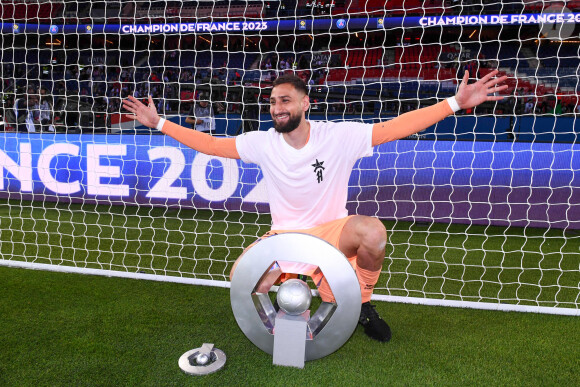 Gianluigi Donnarumma lors de la cérémonie de remise du trophée de champion de France au Paris Saint-Saint-Germain (PSG) après le match de football Ligue 1 Uber Eats opposant le Paris Saint-Germain (PSG) au Clermont Foot 63 au Parc des Princes à Paris, France, le 3 juin 2023. Clermont a gagné 3-2. © Philippe Lecoeur/Pool/Bestimage