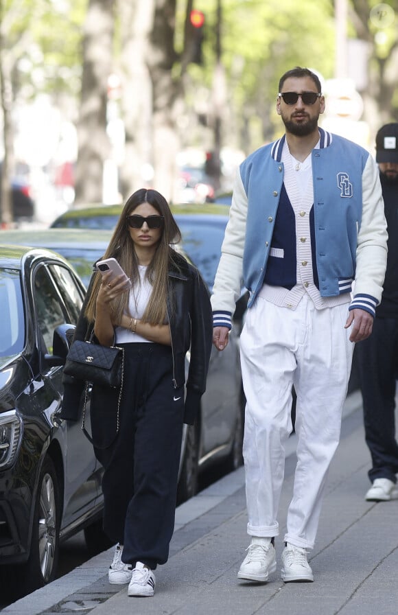 Gianluigi Donnarumma et sa compagne auraient subi des violences et ils ont dû être conduits à l'hôpital
 
Exclusif - Gianluigi Donnarumma et sa femme Alessia Elefante se promènent Avvenue Montaigne à Paris le 5 avril 2023.