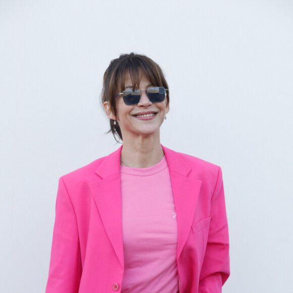 Sophie Marceau - Les célébrités au photocall du défilé Jacquemus pour la présentatation de la toute dernière collection "Le Raphia" au Bourget, Seine-Saint-Denis (93), France, le 12 décembre 2022. Habitué à ne pas suivre le calendrier de la Fashion Week de Paris, le designer a présenté sa toute dernière collection "Le Raphia" avec l'une une de ses couleurs favorites : le beige. © Veeren-Clovis/Bestimage