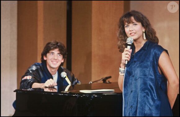 Archives - Sophie Marceau et Patrick Bruel chantent sur un plateau télé en 1985.