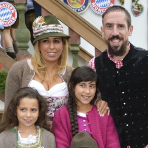 Wahiba Ribéry vient de dévoiler une série de selfies avec son fils
 
Franck Ribery célèbre la fête de la bière "Oktoberfest" avec sa femme Wahiba et ses enfants Salif, Shakinez et Hizya à Munich en Allemagne le 5 octobre 2014.