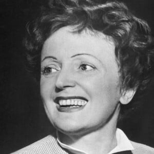 Ainsi, à 20h06, le 27 octobre 1949, l'avion décolle d'Orly et l'appareil doit atterrir à New York à 2h45.
Édith Piaf