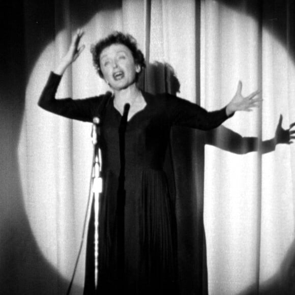 Si quelques hypothèses ont été émises quant aux circonstances de ce drame, aucune raison officielle n'a jamais été trouvée.
Édith Piaf en 1959