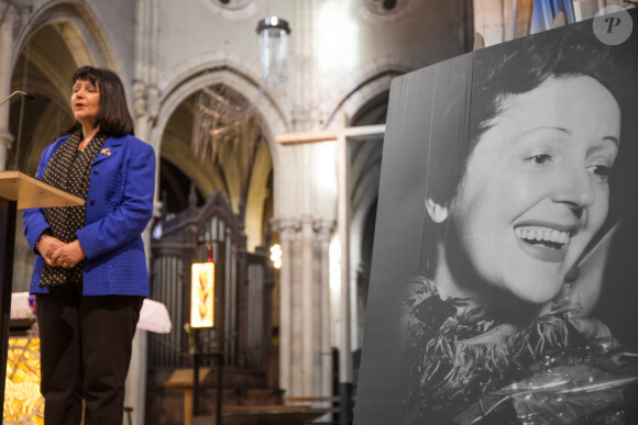 Chanteuse - Messe commémorant les 100 ans de la naissance d'Edith Piaf en l'église Saint-Jean-Baptiste de Belleville dans le XIXème arrondissement à Paris, le 19 décembre 2015, arrondissement où est née la chanteuse. La messe est organisée par l'association Les Amis d'Edith Piaf. 
