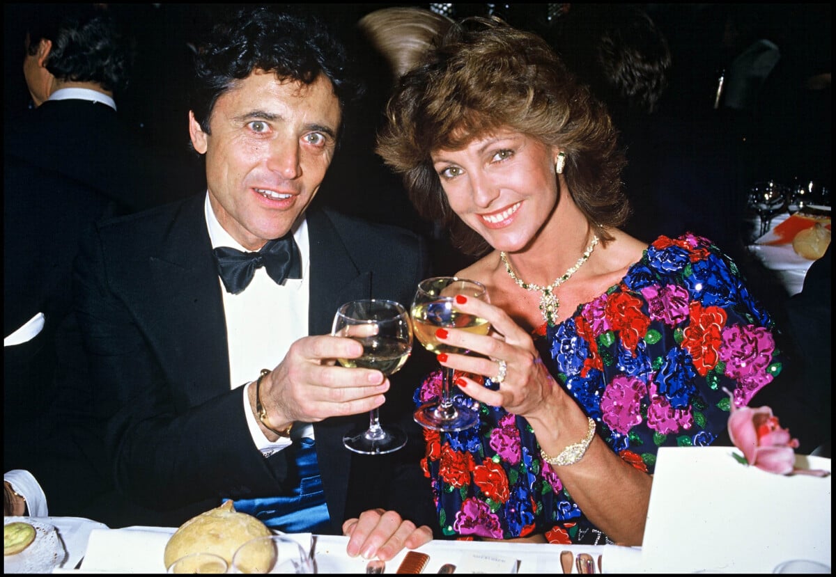 Photo : Le duo était monté dans une Porsche dont Sacha Distel avait perdu  le contrôle. Sacha Distel et Chantal Nobel - Le Lido de Paris présente sa  nouvelle revue 1985. - Purepeople