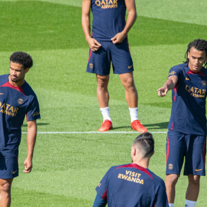 En attendant, il continue de s'entraîner avec son petit frère.
Ethan Mbappé (Paris SG) Warren Zaire-Emery (Paris SG) - Entraînement des joueurs du Paris Saint-Germain à Poissy le 20 juillet 2023. 