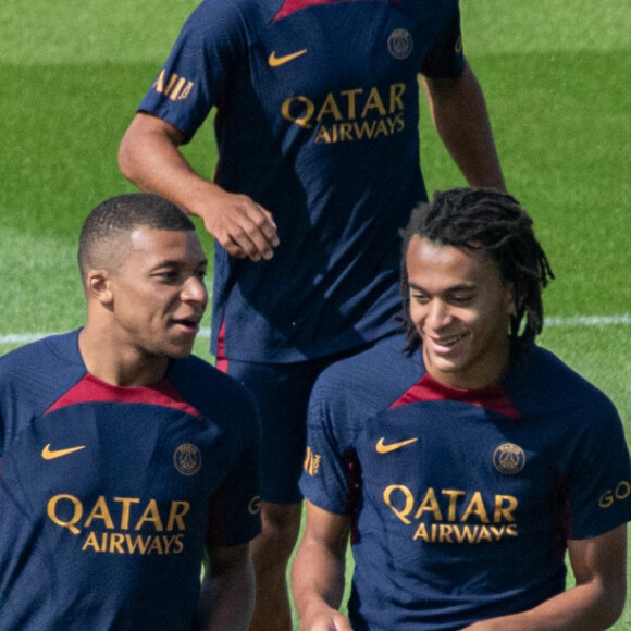 Kylian Mbappe (Paris SG) Ethan Mbappe (Paris SG) - Entraînement des joueurs du Paris Saint-Germain à Poissy le 20 juillet 2023. 