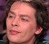Ari Boulogne a finalement été inhumé, deux mois après sa mort.
Ari Boulogne (né Christian Aaron Paffgen, fils illégitime d'Alain Delon) dans l'émission "Tout le monde en parle" d'Ardisson. Ari Boulogne ( fils de la chanteuse Nico, qui a toujours clamé que son père était Alain Delon) est mort chez lui dans le XV eme arrodissement de Paris. © Capture TV France 2 via Bestimage