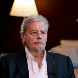 Exclusif - Alain Delon lors d'un tournage avec Cyril.Viguier sur la terrasse du siège de Vivendi à Paris le 8 juillet 2022. Alain Delon se mobilise pour l'Ukraine en récitant des extraits de "Notre âme ne peut pas mourir" du poète et héros national ukrainien, Taras Chevtchenko. Produit par Cyril.Viguier, le tournage s'est déroulé dans les locaux et sur la terrasse du siège de Vivendi à Paris. © Dominique Jacovides / Bestimage 