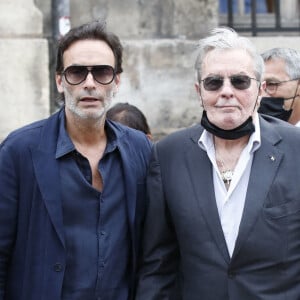 Le reste de la famille Delon était restée très silencieuse.
Alain Delon et son fils Anthony - Obsèques de Jean-Paul Belmondo en l'église Saint-Germain-des-Prés, à Paris le 10 septembre 2021. © Cyril Moreau / Bestimage 