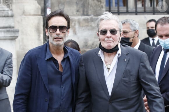 Le reste de la famille Delon était restée très silencieuse.
Alain Delon et son fils Anthony - Obsèques de Jean-Paul Belmondo en l'église Saint-Germain-des-Prés, à Paris le 10 septembre 2021. © Cyril Moreau / Bestimage 