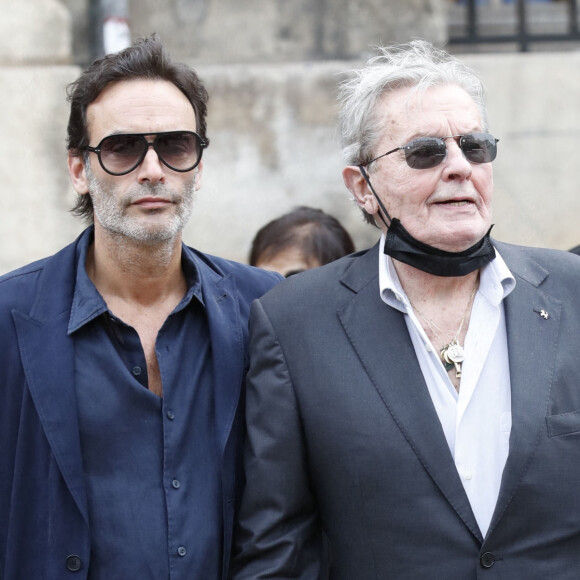 Alain Delon et son fils Anthony - Obsèques de Jean-Paul Belmondo en en l'église Saint-Germain-des-Prés, à Paris le 10 septembre 2021. © Cyril Moreau / Bestimage 