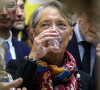 Il est très calorique
La première ministre, Elisabeth Borne boit un verre de rhum lors de sa visite de la 59ème édition du salon de l'agriculture le jour de son inauguration, au parc des expositions de la porte de Versailles, à Paris, France