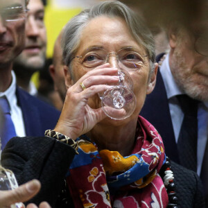 Il est très calorique
La première ministre, Elisabeth Borne boit un verre de rhum lors de sa visite de la 59ème édition du salon de l'agriculture le jour de son inauguration, au parc des expositions de la porte de Versailles, à Paris, France