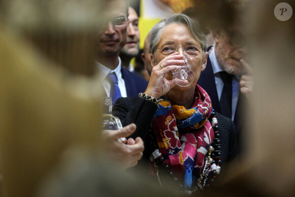 Il est très calorique
La première ministre, Elisabeth Borne boit un verre de rhum lors de sa visite de la 59ème édition du salon de l'agriculture le jour de son inauguration, au parc des expositions de la porte de Versailles, à Paris, France