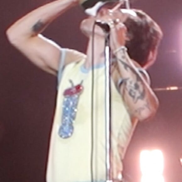 Selon une diététicienne
Harry Styles boit de l'alcool dans sa chaussure lors de son concert à Perth (Australie), le 20 février 2023.