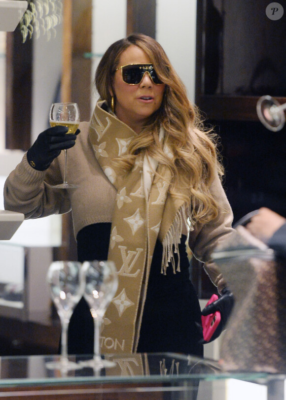 Qui a été interviewée par "Le Parisien".
Mariah Carey boit une coupe de champagne dans la boutique Gucci à Aspen le 24 décembre 2022.