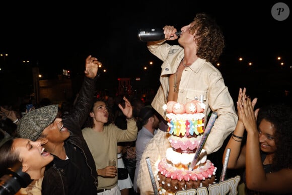 Exclusif Jenaye Noah , Yannick Noah, Joalukas Noah (boit à la bouteille), gâteau, Eleejah lors de la soirée d'anniversaire de Joalukas Noah, fils de Yannick Noah et Isabelle Camus, pour ses 18 ans à Paris le 10 juin 2022. © Cyril Moreau / Bestimage 