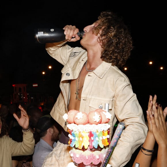 Exclusif Jenaye Noah , Yannick Noah, Joalukas Noah (boit à la bouteille), gâteau, Eleejah lors de la soirée d'anniversaire de Joalukas Noah, fils de Yannick Noah et Isabelle Camus, pour ses 18 ans à Paris le 10 juin 2022. © Cyril Moreau / Bestimage 