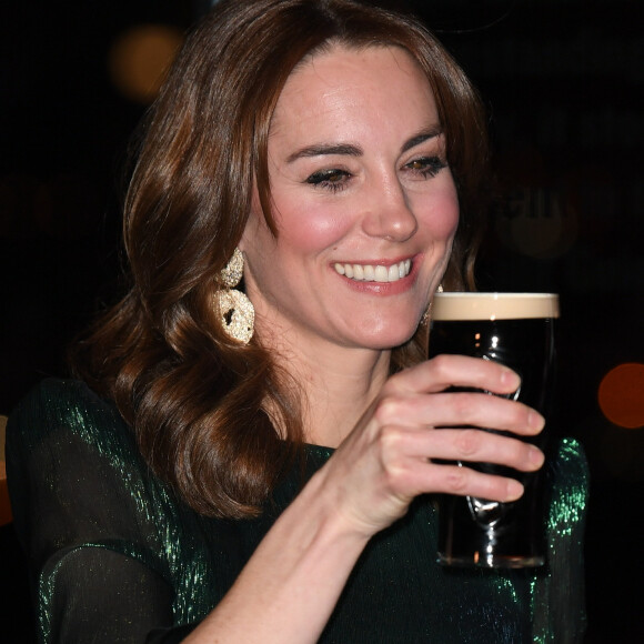 C'est le Spritz !
Catherine (Kate) Middleton, duchesse de Cambridge assistent à une réception organisée par l'ambassadeur britannique au Gravity Bar, Guinness Storehouse à Dublin, Irlande