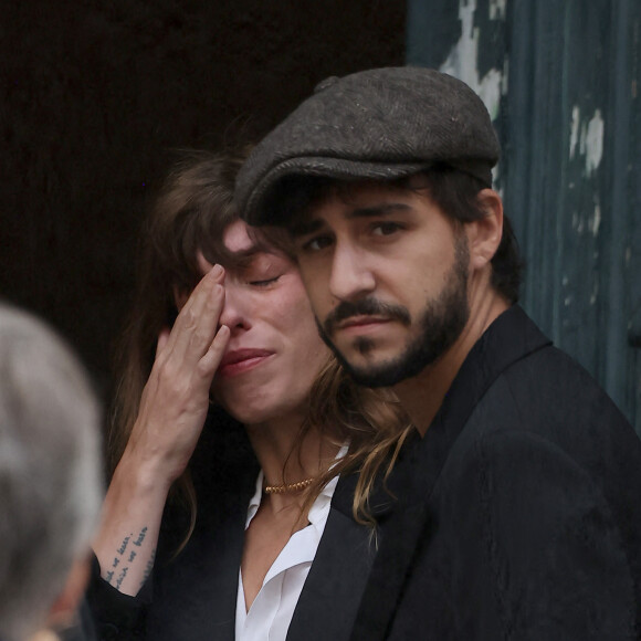Lou Doillon, Ben Attal - Arrivées des célébrités aux obsèques de Jane Birkin en l'église Saint-Roch à Paris. © Jacovides-KD Niko / Bestimage 