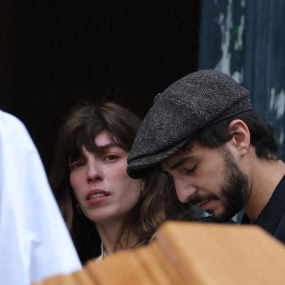 Lou Doillon, Ben Attal, Marlowe (fils de Lou Doillon), Roman de Kermadec (fils de Kate Barry) - Arrivées des célébrités aux obsèques de Jane Birkin en l'église Saint-Roch à Paris. Le 24 juillet 2023 © Jacovides-KD Niko / Bestimage 