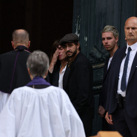 Lou Doillon, Ben Attal, Marlowe (fils de Lou Doillon), Roman de Kermadec (fils de Kate Barry) - Arrivées des célébrités aux obsèques de Jane Birkin en l'église Saint-Roch à Paris. Le 24 juillet 2023 © Jacovides-KD Niko / Bestimage 